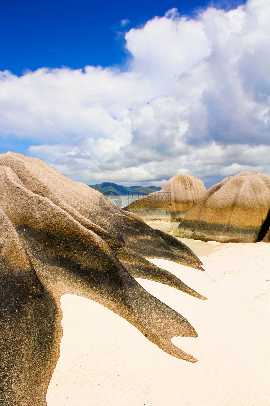 塞舌尔拥有巨大石头的异国海滩海景天空花岗岩假期支撑叶子海洋海岸线悬崖天堂图片