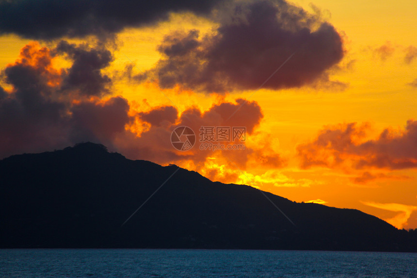 塞舌尔惊人的多彩日落海岸线反射日出阳光海岸地平线天气风景旅行海景图片