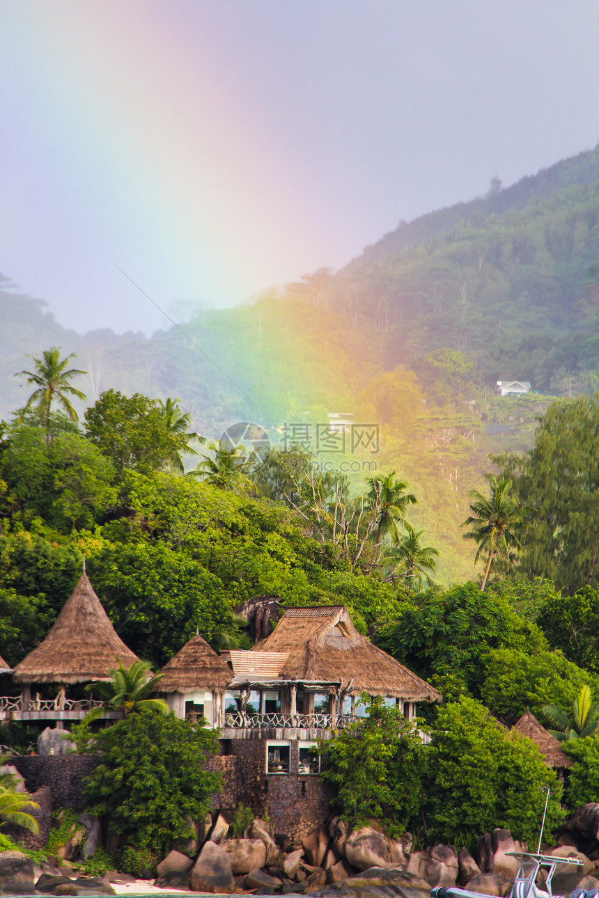 热带岛屿和锡谢勒的豪华酒店上的彩虹图片