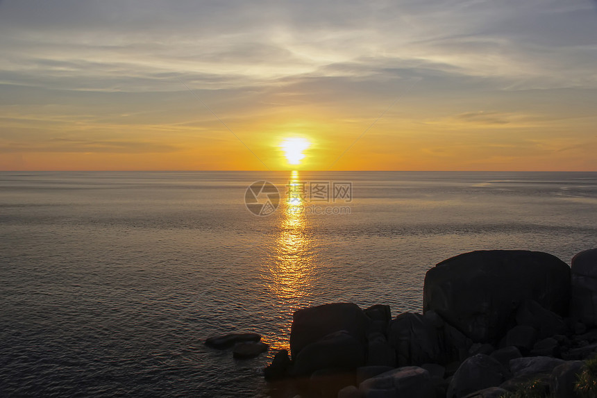 海洋中的日落日出太阳反射橙子假期天堂地平线蓝色阳光天空图片