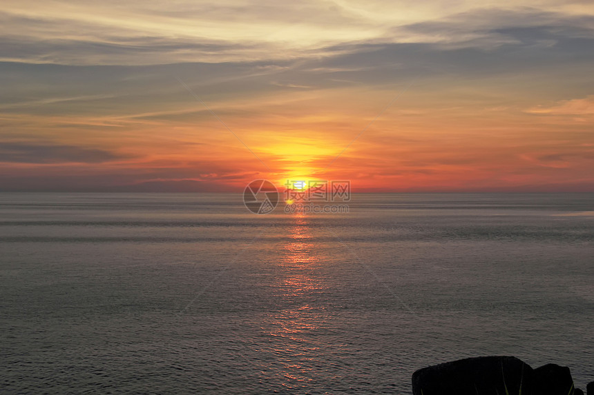 海洋中的日落假期反射风景天空天堂太阳蓝色橙子阳光海岸图片