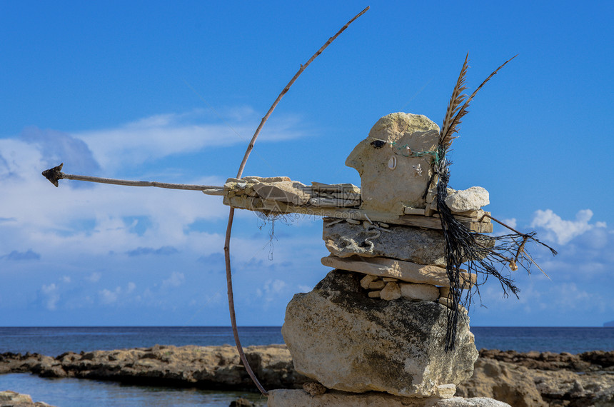 摇滚雕塑游客岩石地平线旅行地标国家海洋首脑文化雕像图片