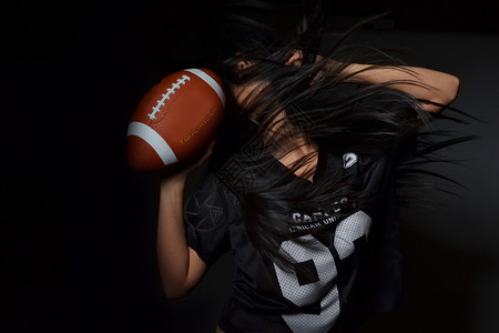 美美足球竞赛女孩运动黑色大学成人头发橄榄球女性球衣背景图片