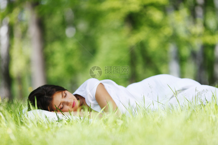 睡在草地上的女人毯子白色绿色女孩睡眠自由枕头公园女性场地图片