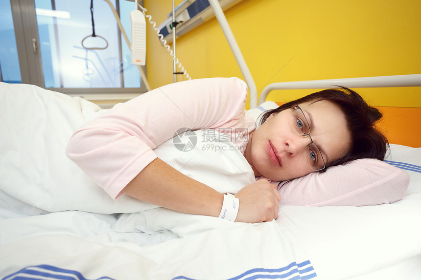 躺在医院中的中年悲伤的中年妇女肺炎疾病治疗保健诊所卫生状况房间药品玻璃杯图片
