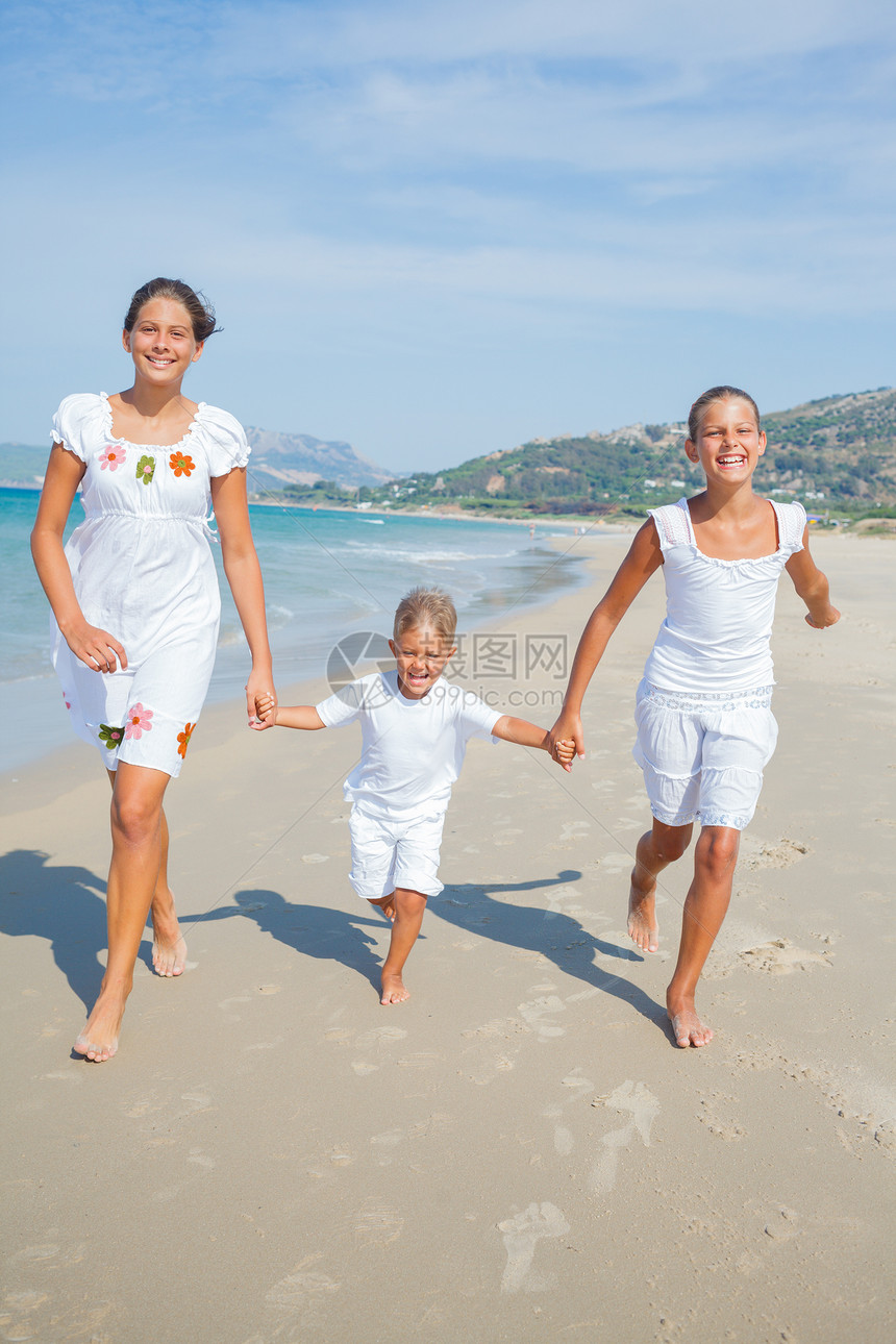 海滩上可爱的孩子女性支撑男生微笑跑步热带眼镜海景活动喜悦图片