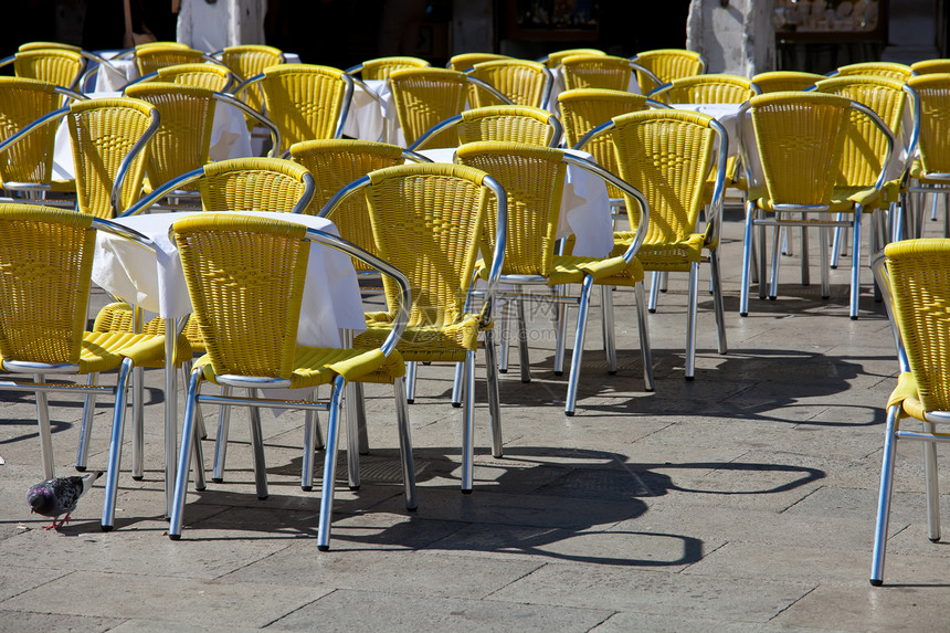 威尼斯咖啡桌餐厅街道城市桌子人行道正方形椅子旅行咖啡馆黄色图片