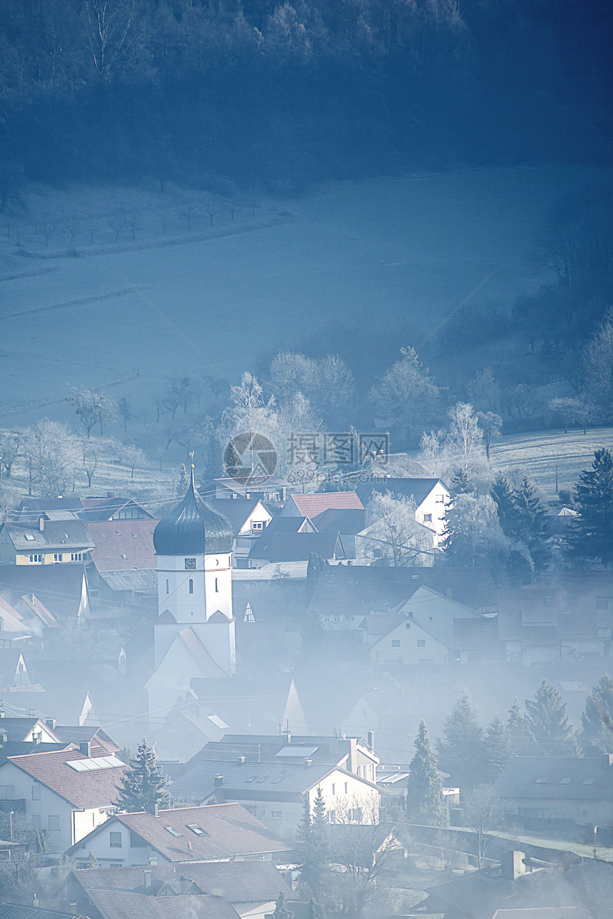 冬雾中的村庄森林教会街道磨砂季节房屋树木水晶白色季节性图片