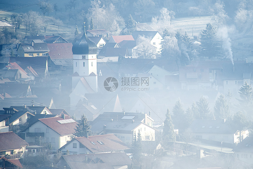 冬雾中的村庄磨砂森林天气季节白色季节性水晶街道教会房屋图片