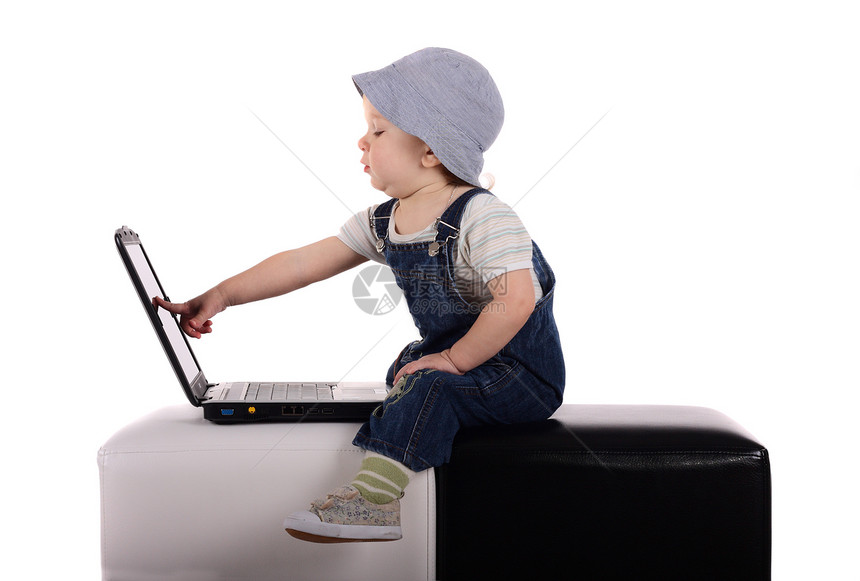 拿着笔记本电脑的小男孩快乐童年白色儿童通讯技术孩子教育学习婴儿图片