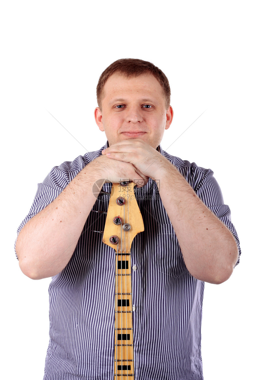 年轻人弹吉他乐器吉他音乐家白色男人音乐岩石男性微笑工作室图片