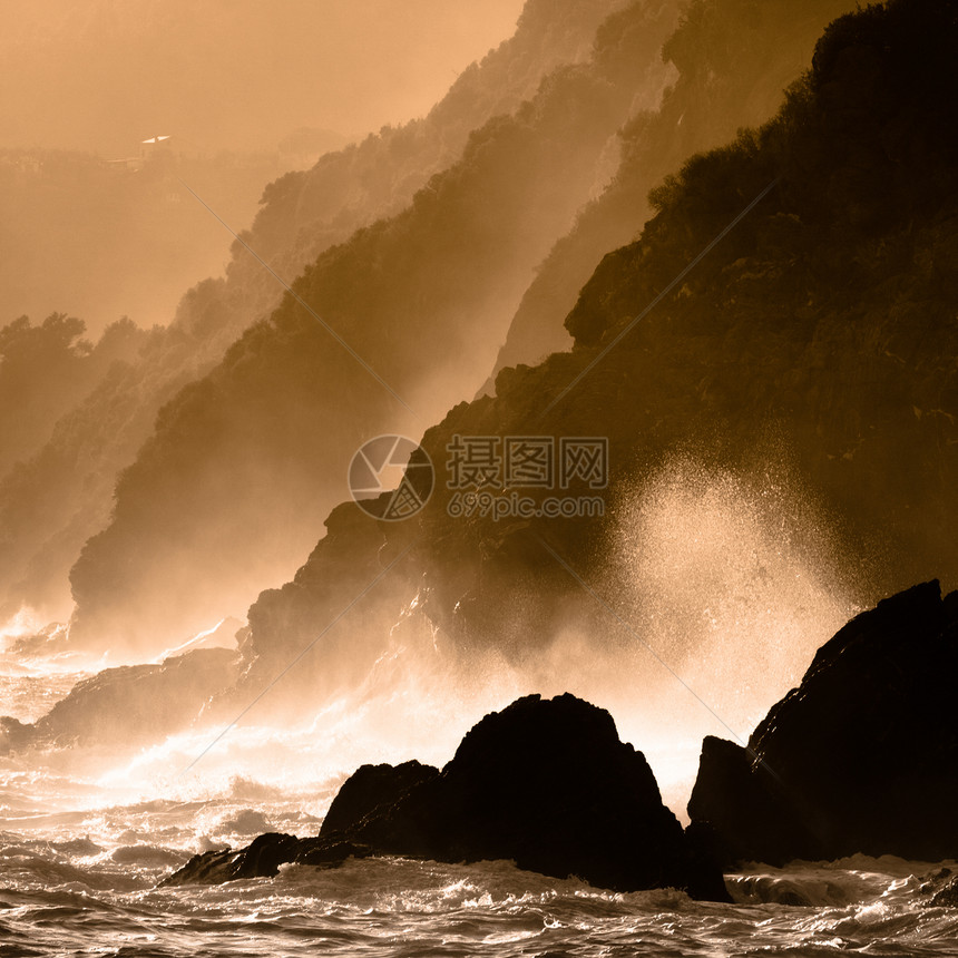 戏剧性海景天气海浪海岸海岸线环境石头悬崖力量风暴棕褐色图片