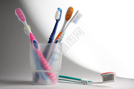 玻璃杯中的牙刷刷子白色牙膏保健玻璃水平药品卫生塑料健康背景图片