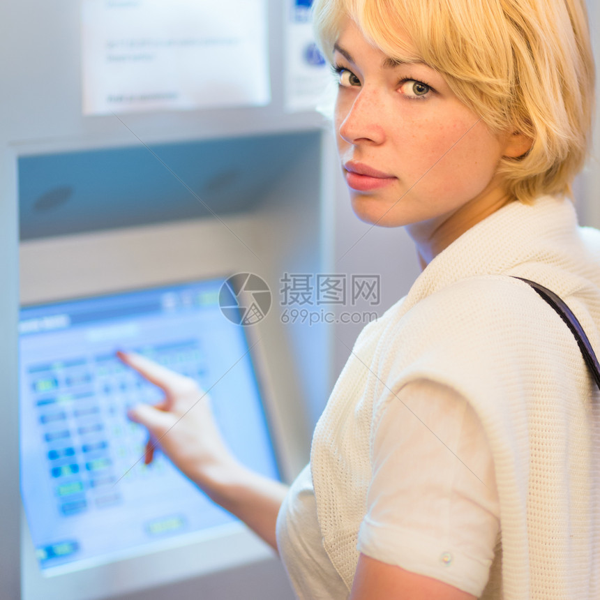 女士们使用售票机出纳员屏幕取款机借方现金机器自助代码店铺金融图片