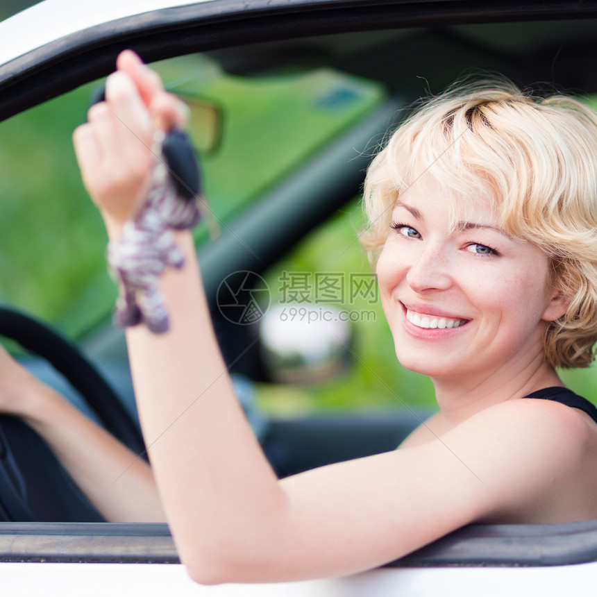 女士 开车把车钥匙从窗外拿出来旅行司机女性碎石绿色驾照车轮生态车辆冒险图片