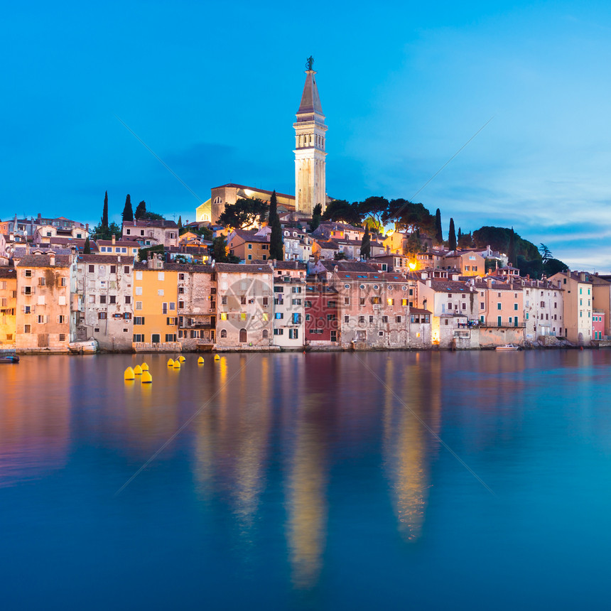 克罗地亚Istria的Rovinj沿海城镇建筑房子港口旅游全景住宅蓝色建筑学吸引力城市图片