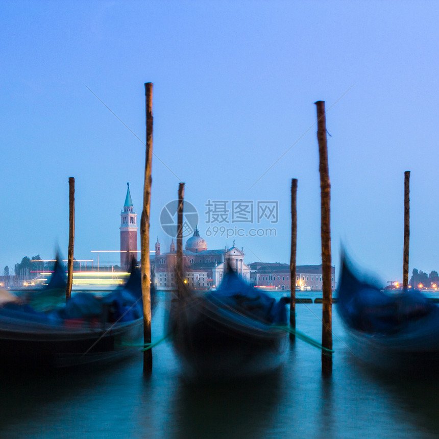 威尼斯的贡多拉斯 意大利 欧盟运输历史性日落旅行地标旅游建筑血管缆车码头图片