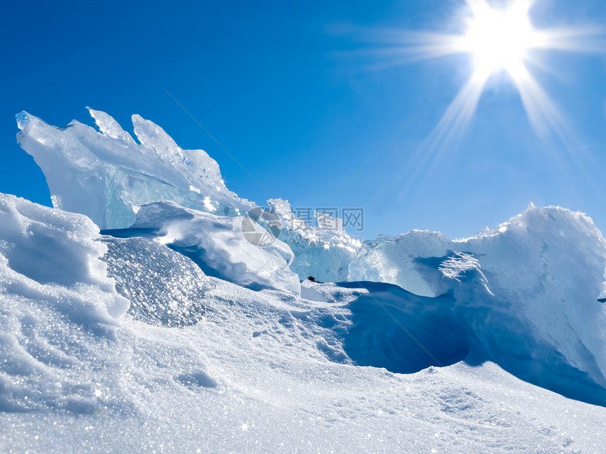冰川冰块 有雪和阳光明媚的蓝天图片
