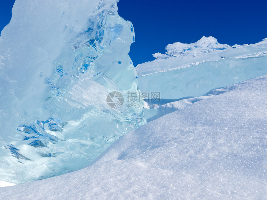 清晰的冰川冰块 有雪和蓝天空图片
