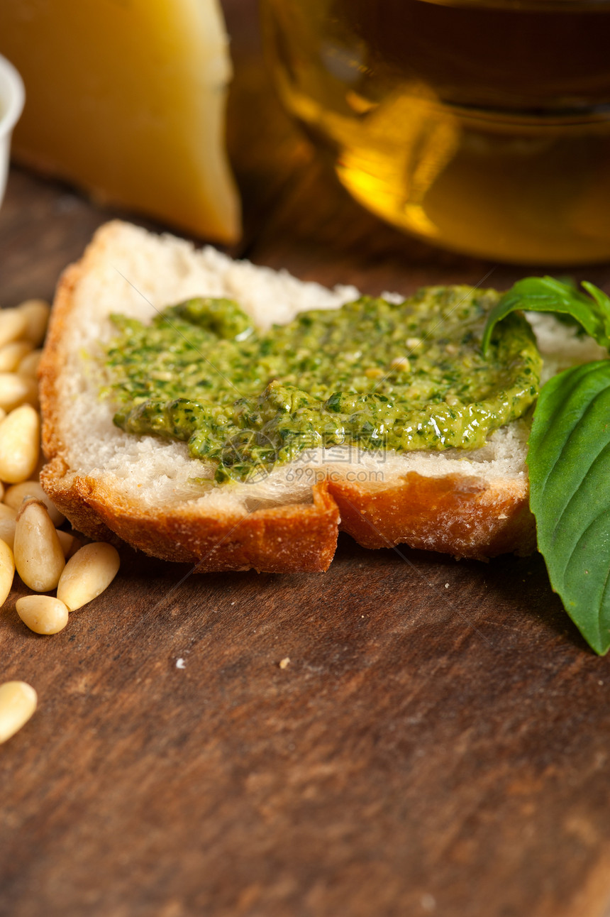 意大利basil 虫Bruschetta成分芳香烹饪美食面包厨房木头草本植物食谱松树叶子图片