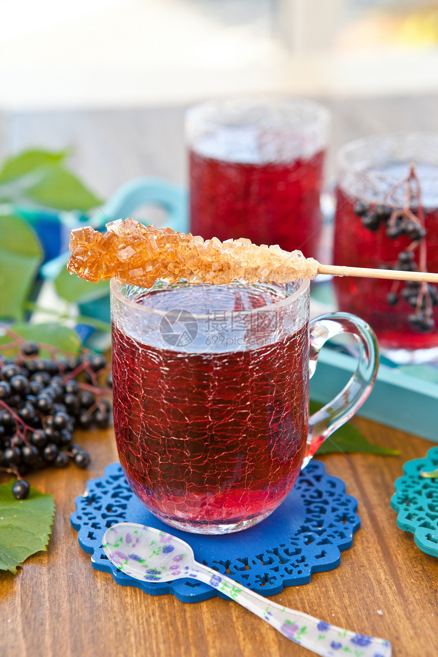 茶和新鲜的老浆果紫色树叶分支机构玻璃乡村杯子长老托盘饮料餐巾图片
