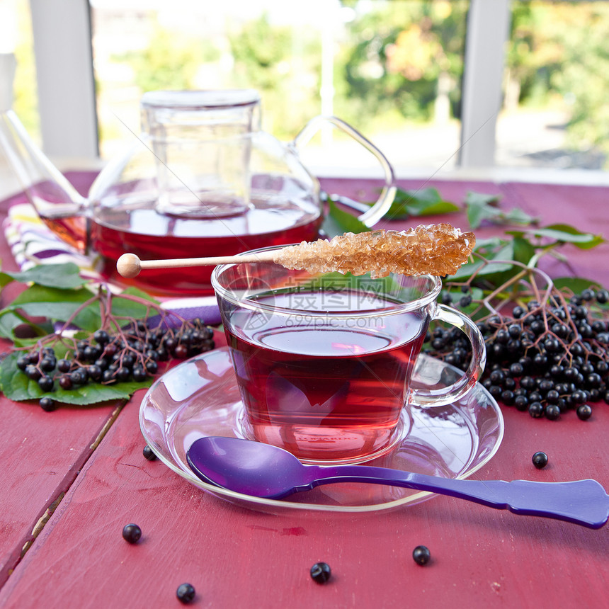 茶和新鲜的老浆果餐巾乡村长老托盘蓝色正方形树叶窗户糖果紫色图片