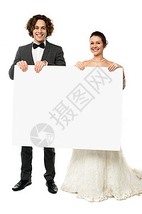 在这里广告你所有结婚需要的喜事传统仪式男人女士广告牌裙子微笑订婚新娘男性背景图片