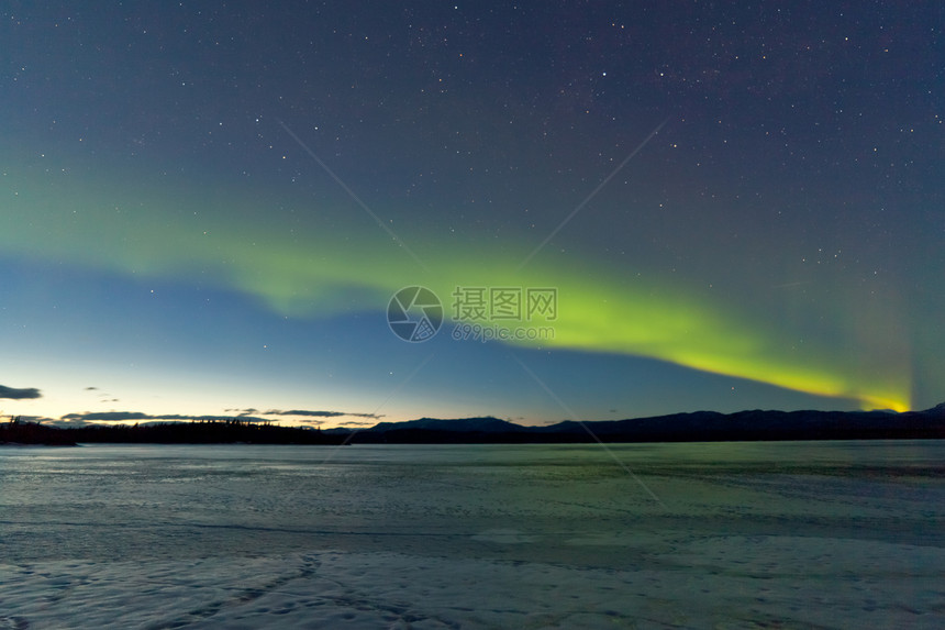 北极光和冰冻湖的黎明天空漩涡星星蓝色北极星地区磁层辉光亮度极光图片