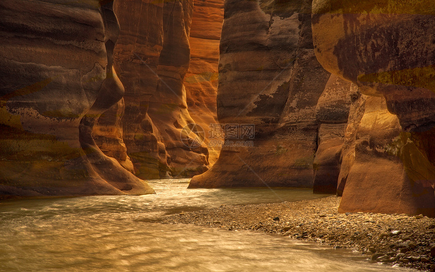 约旦Wadi Mujib的河峡谷图片