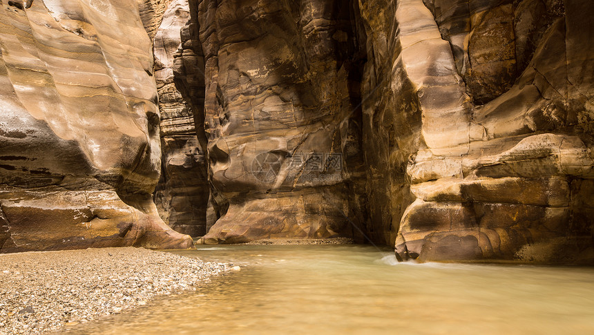 在约旦Wadi Mujib峡谷流淌的河流图片