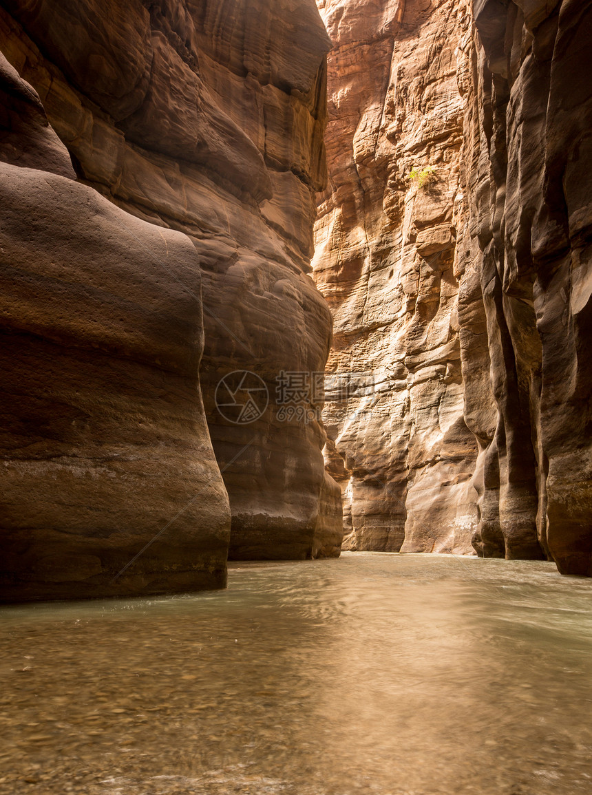 Wadi Mujib谷峡谷的垂直图片 末端有光线图片