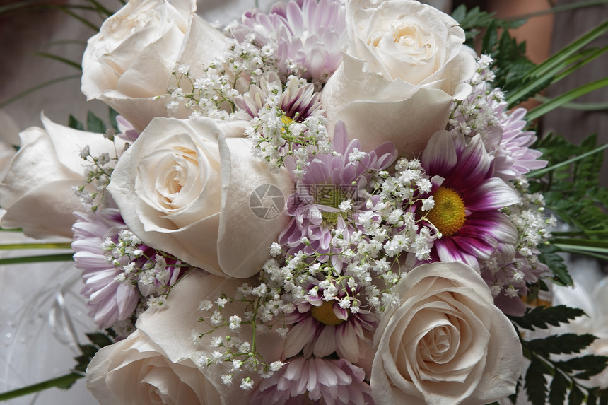 婚礼花束白色浪漫裙子红色花瓣树叶玫瑰新娘礼物庆典图片