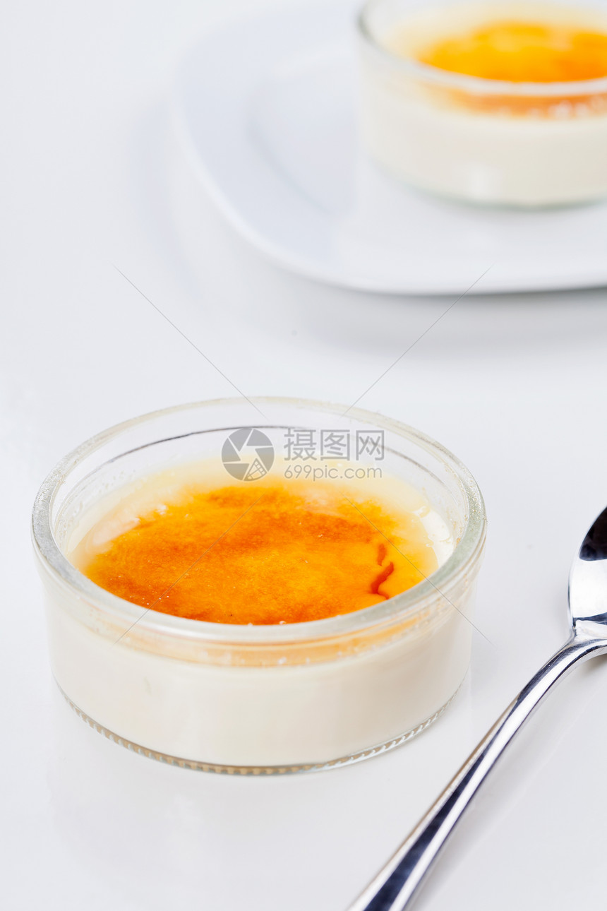 甜点食物糕点橙子白色奶油焦糖黄色图片