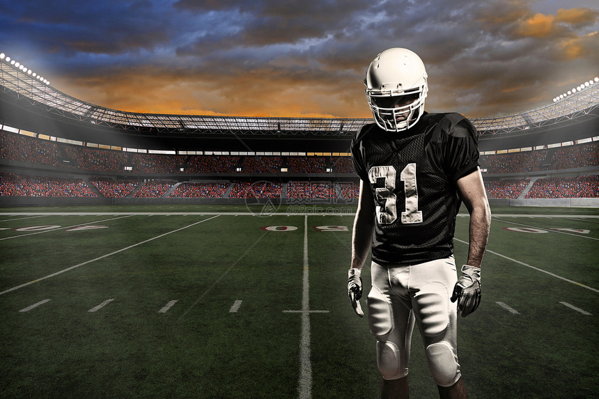 足球运动员运动头盔黑色垫肩制服白色体育场竞技运动服体育图片