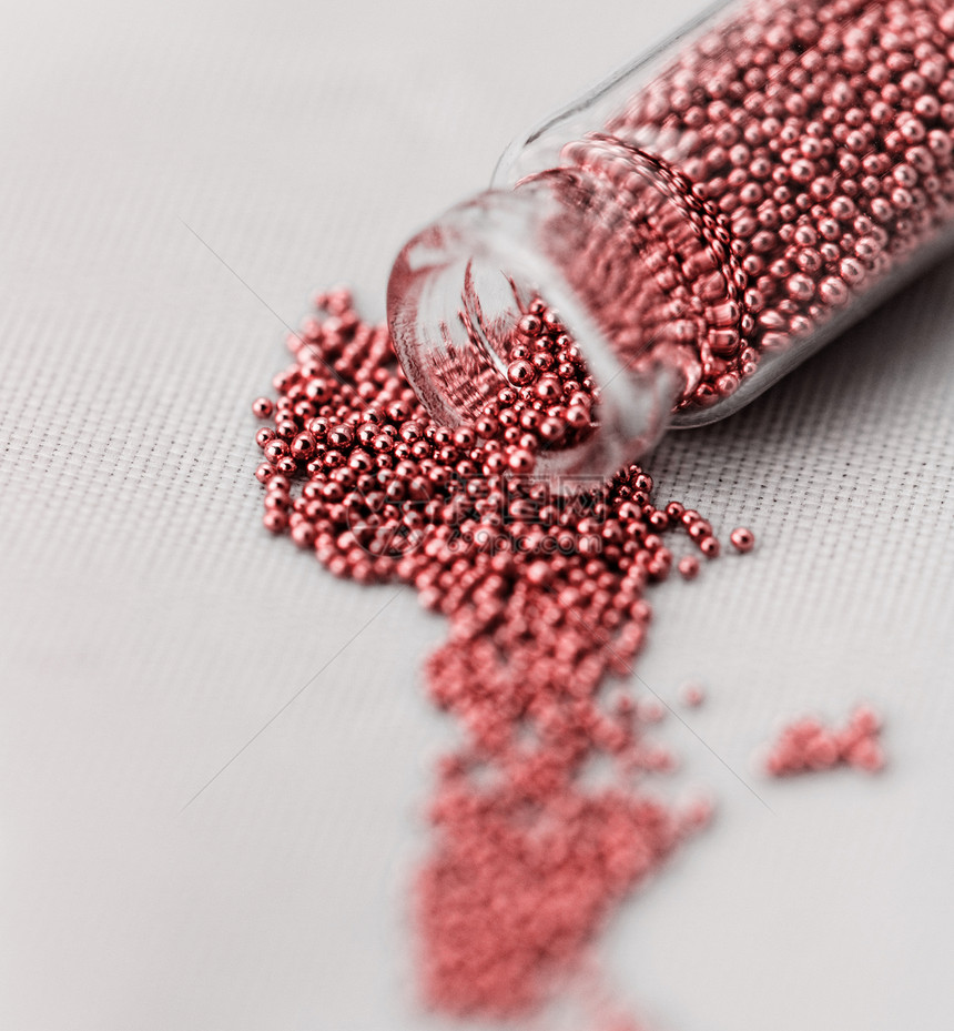 指甲珍珠瓶子搪瓷颜料化妆品配饰抛光宏观魅力红色反射图片