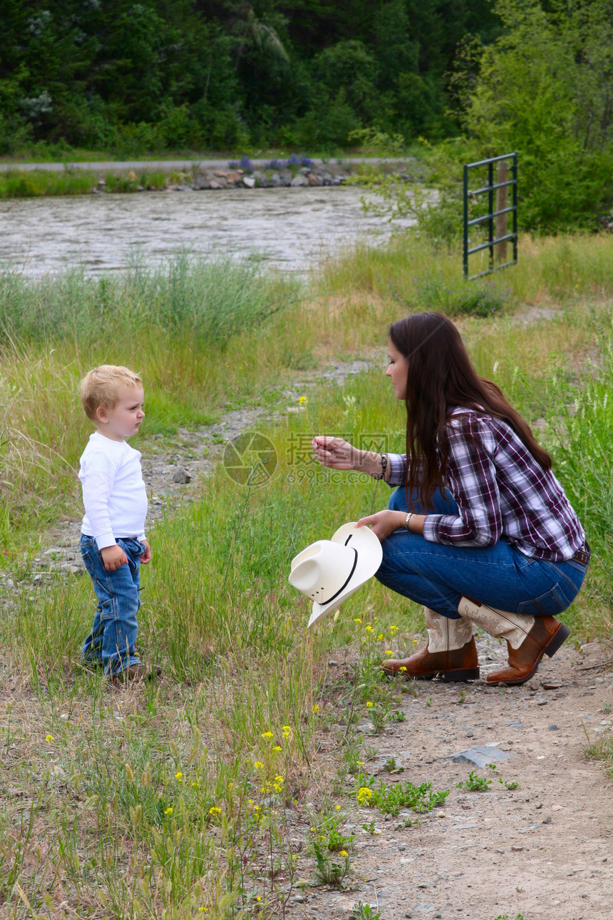母亲和儿子牛仔布孩子靴子金发帽子牛仔女性场地环境格子图片