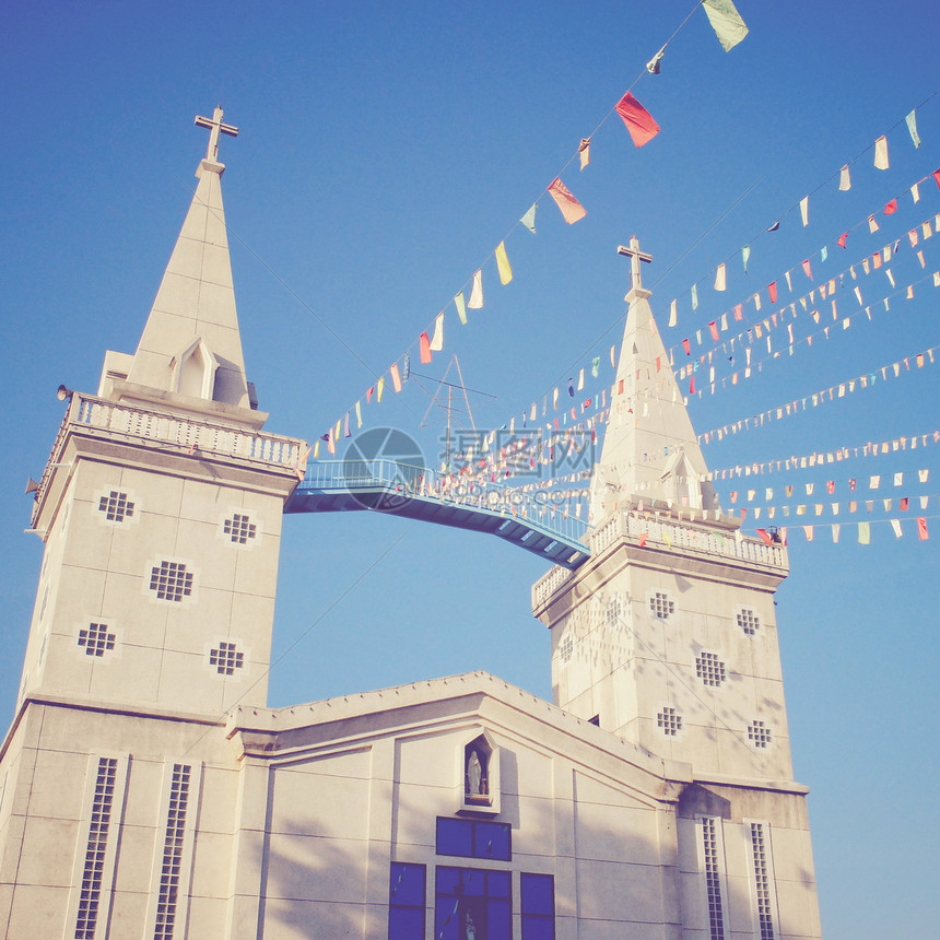 带有教堂的多彩旗帜 复后过滤效果甲板节日风格装饰彩旗教会仪式建筑季节性城市图片