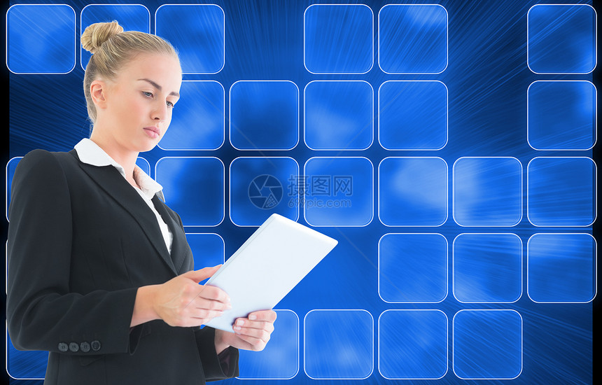 持有平板牌的女商务人士的综合形象人士女士正方形女性专注计算触摸屏电脑职业药片图片