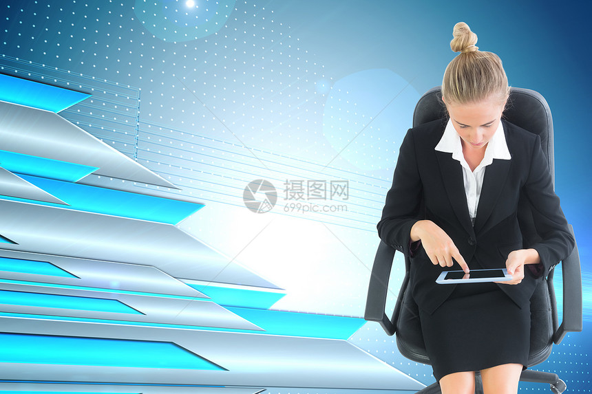 商业女商务人士坐在带平板板板的摇摆椅上的综合图像计算机职业技术触摸屏商务数字人士旋转绘图女士图片