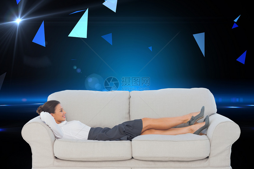 商业女商务人士躺在沙发上的复合形象图片