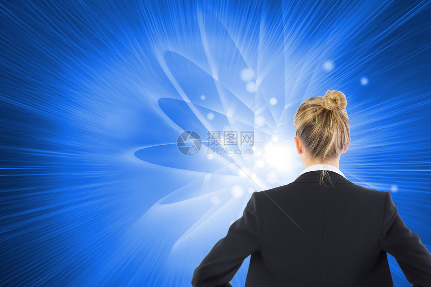 商业女商务人士的复合形象 她们用手站在臀部上连接计算机圆圈双手火花套装未来派蓝色辉光头发图片