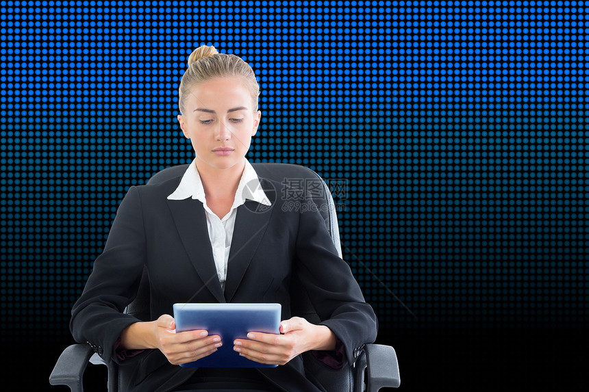商业女商务人士坐在带平板板板的摇摆椅上的综合图像辉光商务人士坡度女士药片触摸屏职业绘图电脑图片