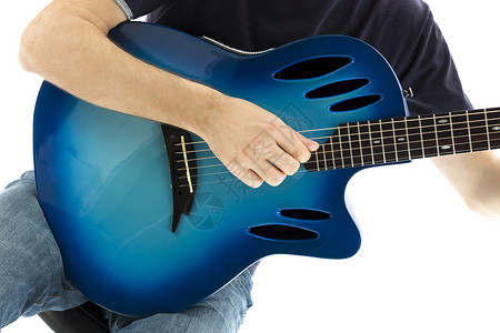 电声吉他家的吉他手 用他的蓝色电音吉他弹着白色后院背景