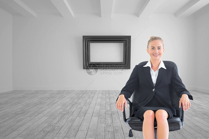 黑西装女商务人士坐在摇摇椅上的综合形象 AC 54970 附件地板绘图职业浅色女性房间框架微笑金发女郎女士图片