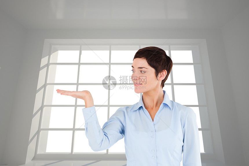 商业女商务人士的复合图像 用张开的手显示复制空间绘图手臂商务女性阴影网格微笑框架计算机延伸图片