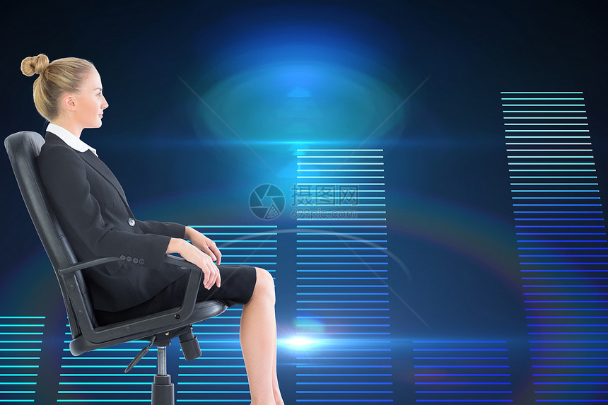 黑西装女商务人士坐在摇摇椅上的综合形象 AC 54970 附件旋转金发职业柱子浅色条形微笑蓝色套装技术图片