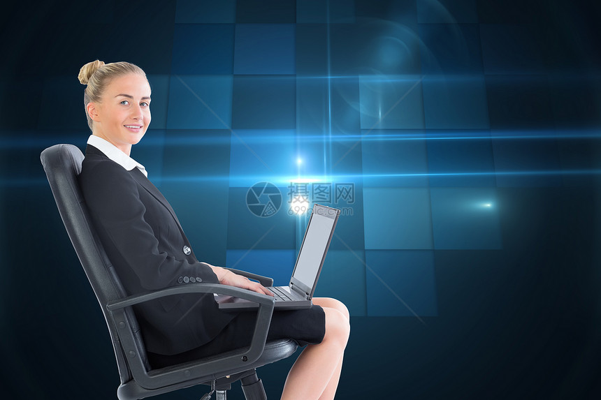 商业女商务人士用笔记本电脑坐在摇摇椅上的综合图像技术职业套装计算绘图蓝色微笑商务正方形火花图片