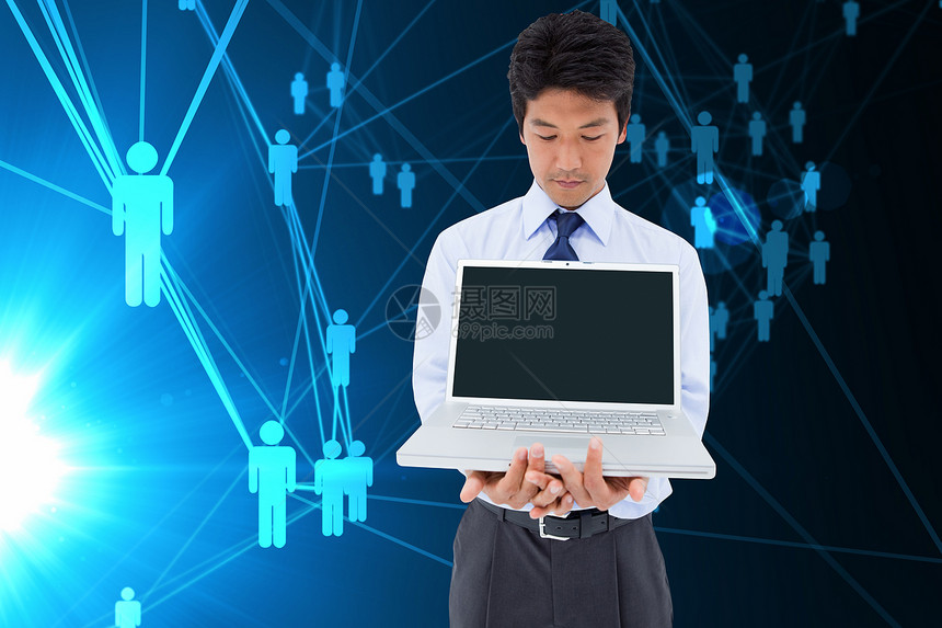 商务人士展示笔记本电脑的复合图像男性连接衬衫蓝色领带身体人力资源未来派商务计算机图片