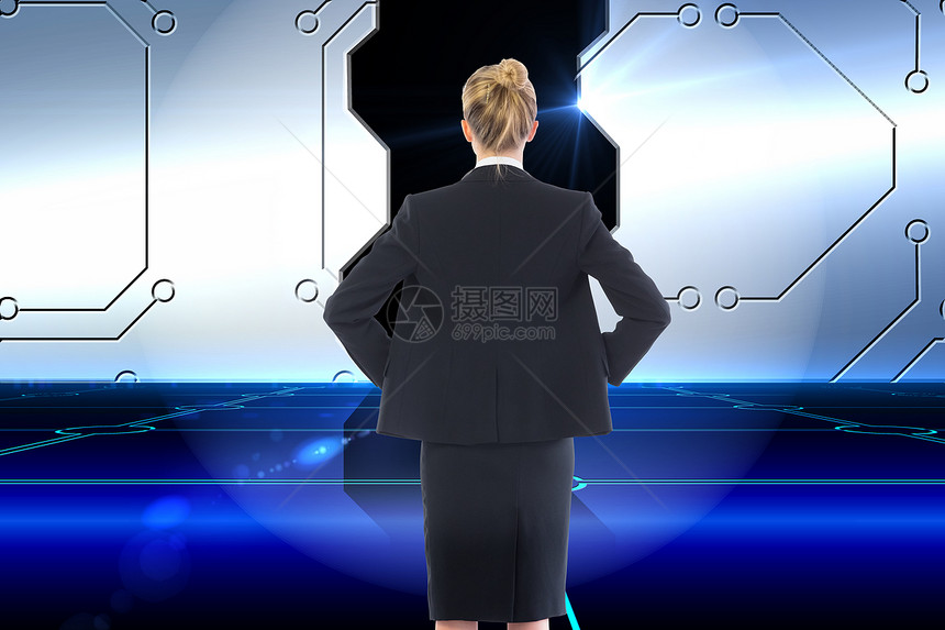 商业女商务人士的复合形象 她们用手站在臀部上蓝色头发开幕式职业金发数字绘图双手人士计算图片