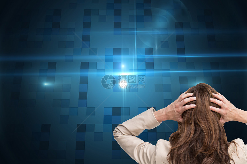 年轻高尚女商务人士的复合形象 头顶举起双手站在镜头后站立长发计算职业头发计算机正方形女性困惑绘图棕色图片